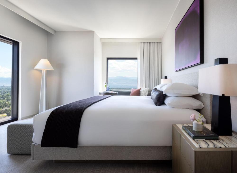 Premium King Corner Room with Mountain View interior